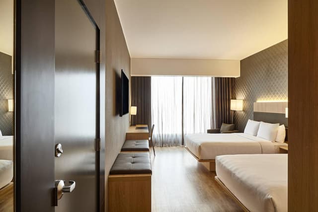 City Deluxe, Deluxe Guest Room, 2 Double, City view · photo 3