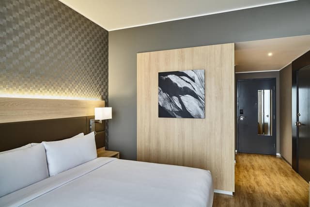 Deluxe King Room with Partial Ocean View · photo 6