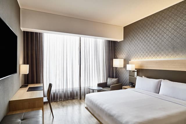 Deluxe King Room with Partial Ocean View · photo 8