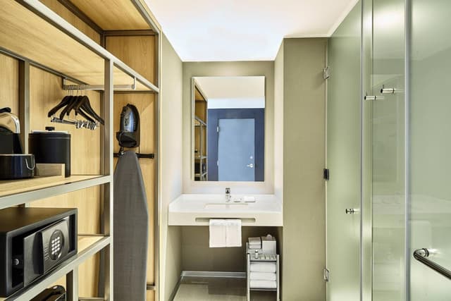 Deluxe King Room with Partial Ocean View · photo 7