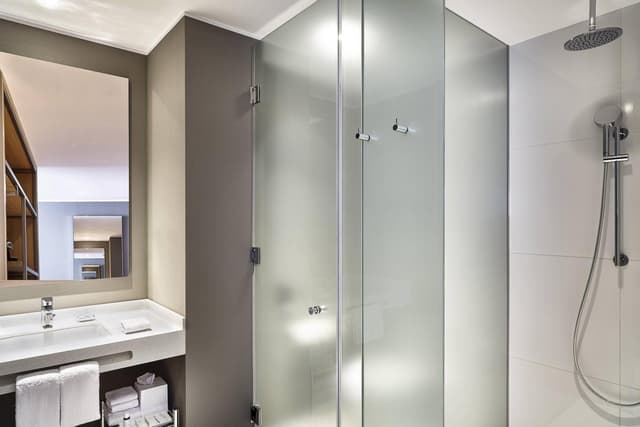 City Deluxe, Deluxe Guest Room, 1 King, City view · photo 3