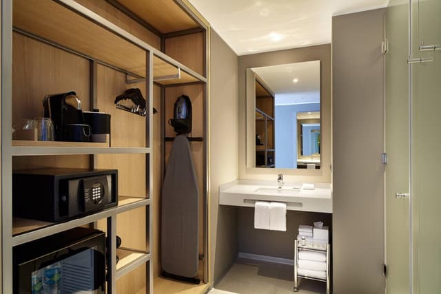 City Deluxe, Deluxe Guest Room, 1 King, City view · photo 7
