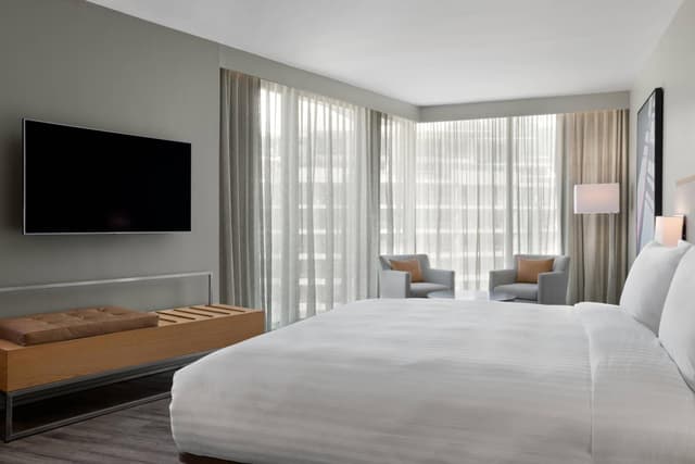 Larger Guest room, 1 King, Mountain view, Corner room · photo 1