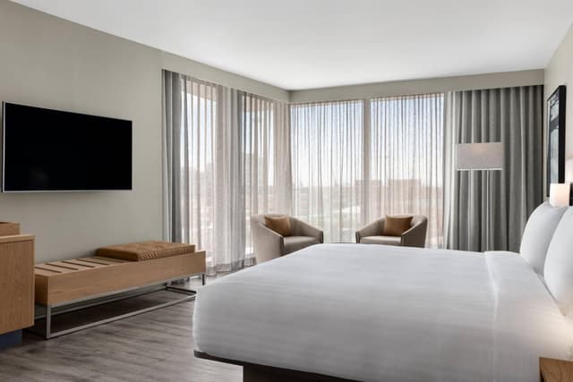 Larger Guest room, 1 King, Mountain view, Corner room · photo 2