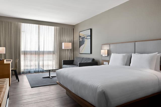 Standard Guest Room with King Bed and Harbor View · photo 1