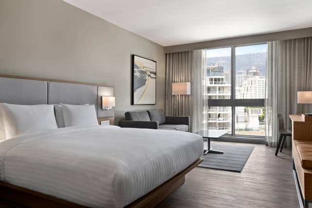 Standard Guest Room with King Bed and Mountain View · photo 1