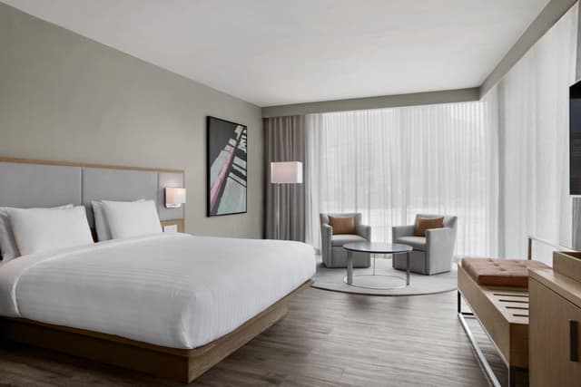 Larger Guest room, 1 King, Mountain view, Corner room · photo 3