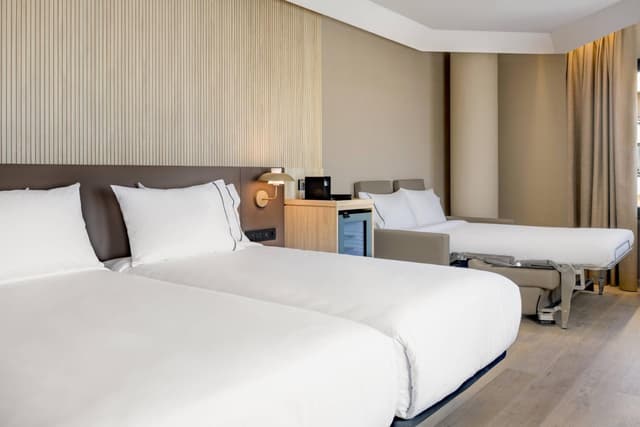 Family Twin Guest Room with City View · photo 1