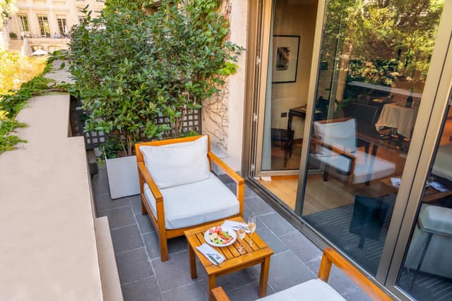Deluxe King Room with Balcony · photo 8