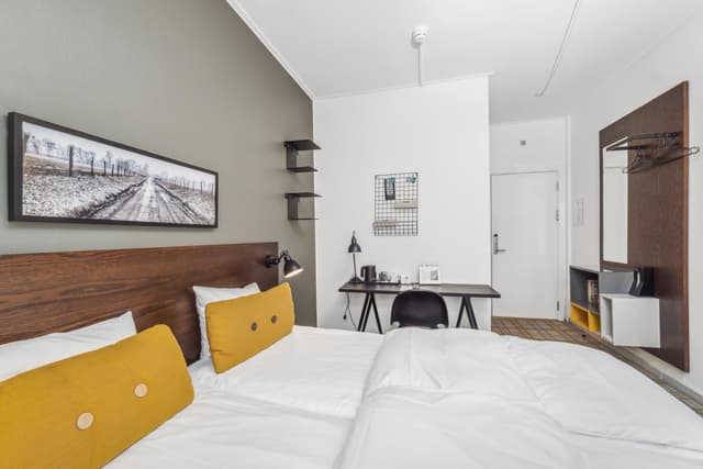 Medium Room · photo 5