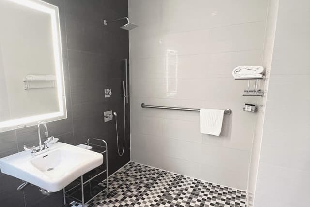 Queen Room - Disability Access · photo 2