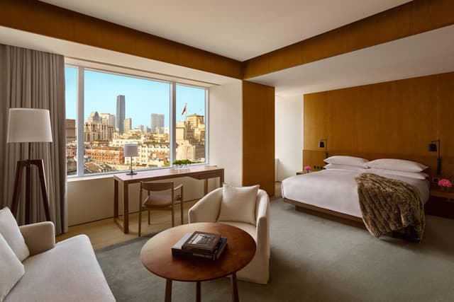 Deluxe Room with One King Bed · photo 4
