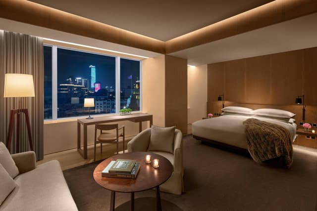 Deluxe Room with One King Bed · photo 3