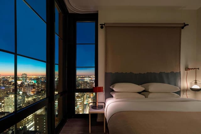 King Room with Landmark View - Hearing Accessible · photo 4