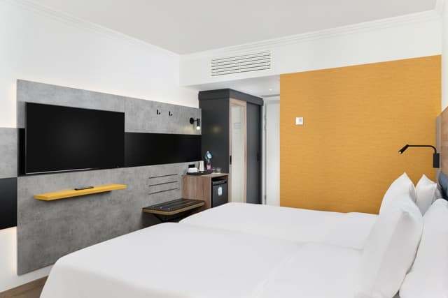 Premium Twin Room with City View ( newly refurbished ) · photo 2