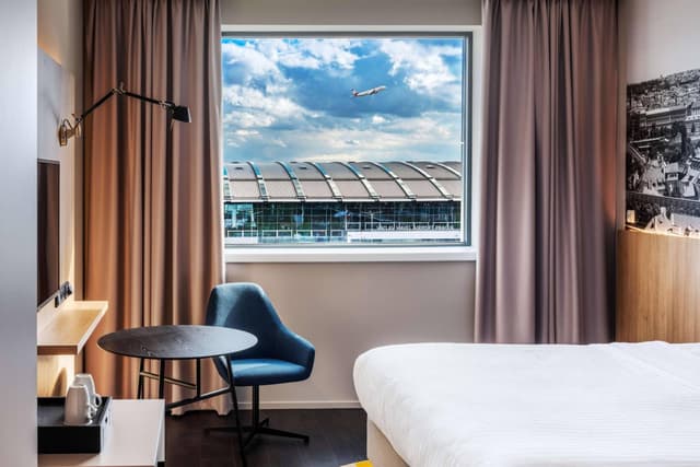 Guest room, 1 King, Runway view · photo 6