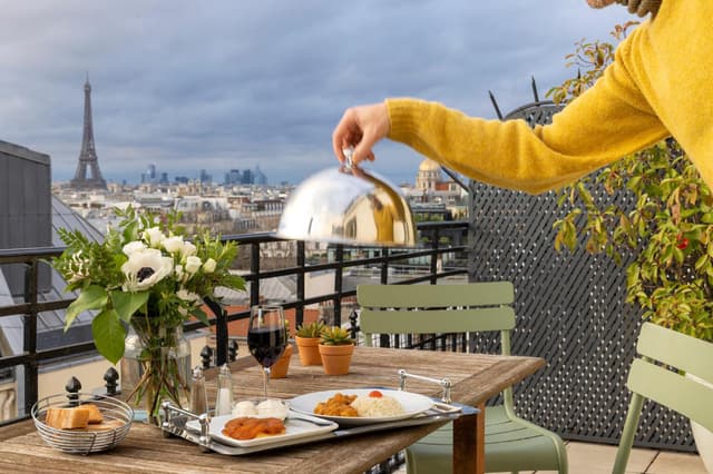 Superior Double Room with Terrace and Eiffel Tower View · photo 2