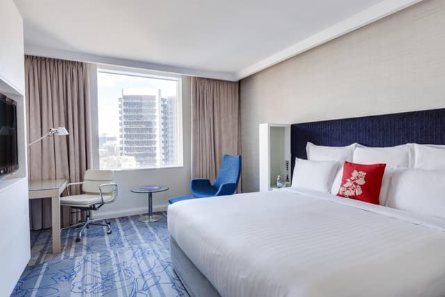 Guest room, 1 King with Cityscape View · photo 1