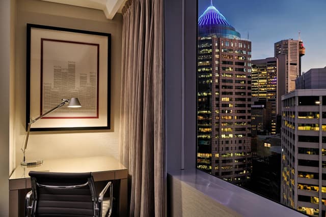 Guest room, 1 King with Cityscape View · photo 7
