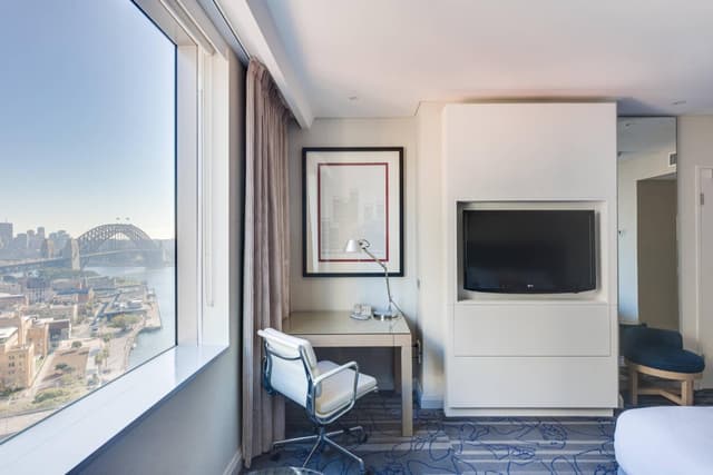 Guest room, 1 King Bed with Harbor Bridge View · photo 1
