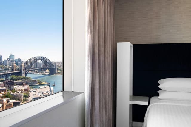 Guest room, 1 King Bed with Harbor Bridge View · photo 6