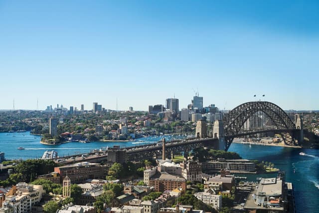 Guest room, 1 King Bed with Harbor Bridge View · photo 7