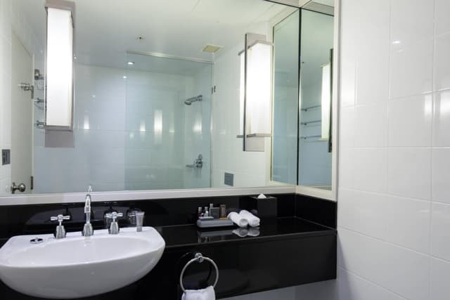 Guest room, 1 King with Cityscape View · photo 3