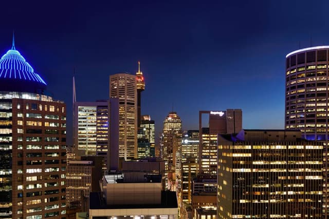 Guest room, 1 King with Cityscape View · photo 5