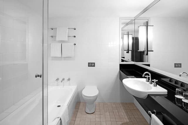 Guest room, 1 King with Cityscape View · photo 6