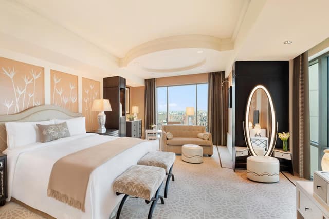 Superior, City View, Guest room, 1 King · photo 1
