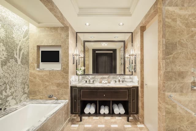 Superior, City View, Guest room, 1 King · photo 4