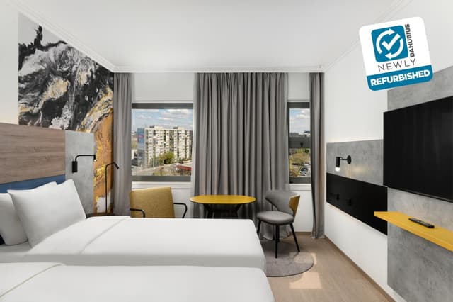 Premium Twin Room with City View ( newly refurbished ) · photo 4