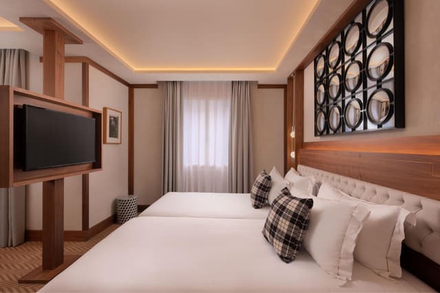 Vintage Guest room with Twin Beds · photo 4