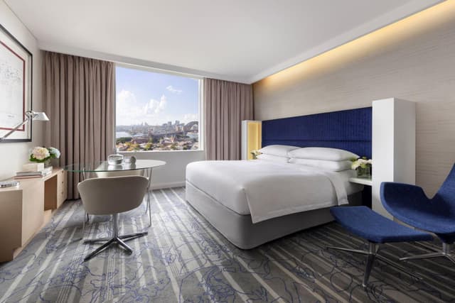 Guest room, 1 King Bed with Harbor Bridge View · photo 8