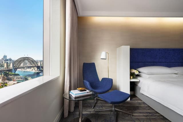 Guest room, 1 King Bed with Harbor Bridge View · photo 3