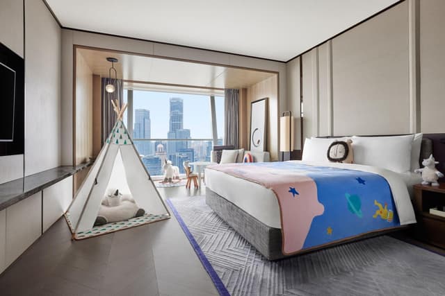 Family Room with King Bed and River View · photo 3