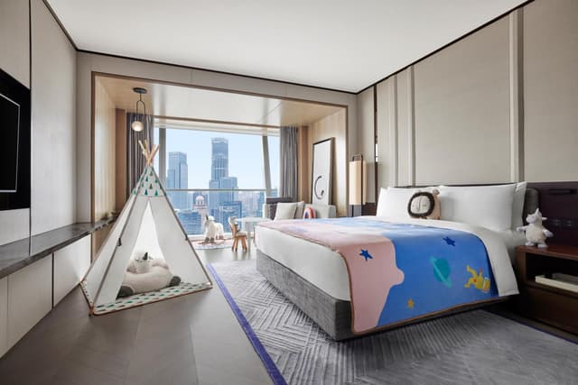 Family Room with King Bed and River View · photo 1