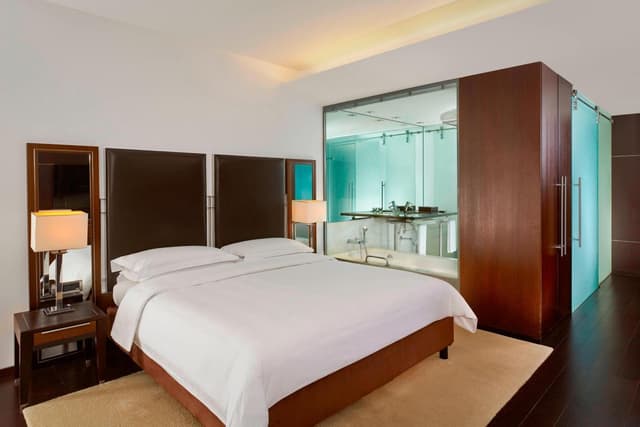 Premium Deluxe, Guest room, 1 Queen, Mid floor · photo 2