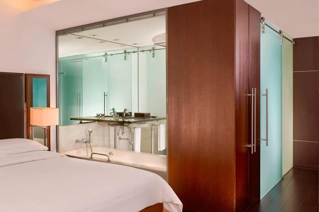 Premium Deluxe, Guest room, 1 Queen, Mid floor · photo 3