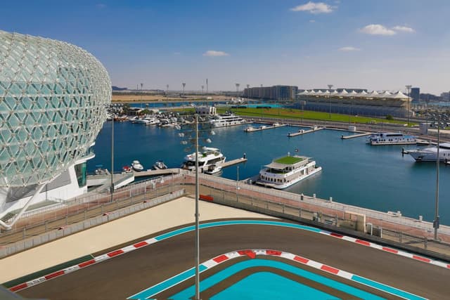 Premier, Guest room, 1 King, Race Track view, Balcony with Complimentary Yas Beach Access · foto 3