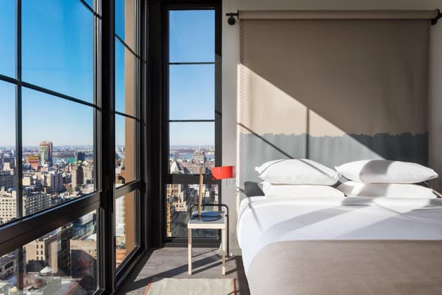 King Room with Landmark View - Hearing Accessible · photo 8