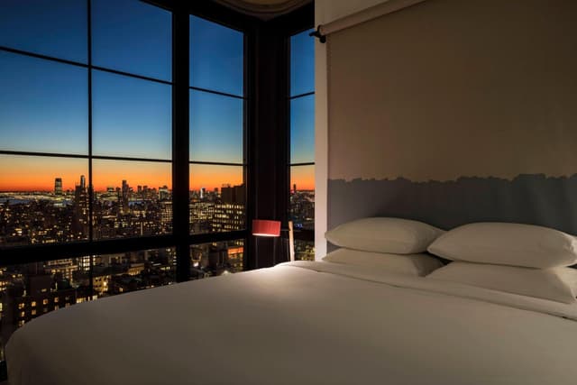 King Room with Landmark View - Hearing Accessible · photo 3