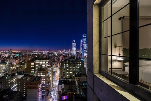 King Room with Landmark View - Hearing Accessible · photo 7