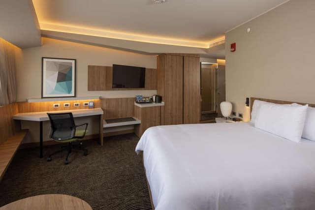 Queen Room with Roll-In Shower - Mobility and Hearing Access · photo 1
