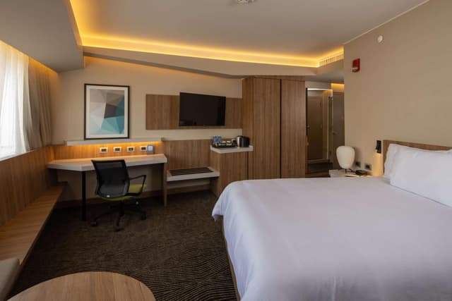 Queen Room with Roll-In Shower - Mobility and Hearing Access · photo 2