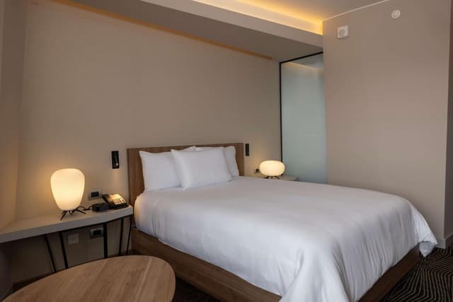 Queen Room with Roll-In Shower - Mobility and Hearing Access · photo 4