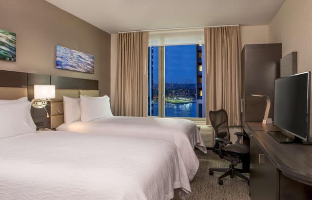 Double Room with Two Double Beds and Water View · photo 1