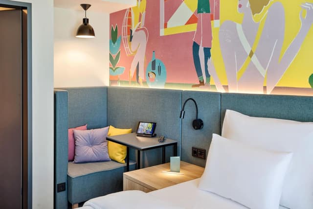 Master Bedroom · photo 5