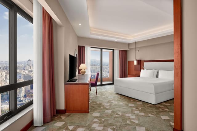 King Corner Room with City View · photo 1