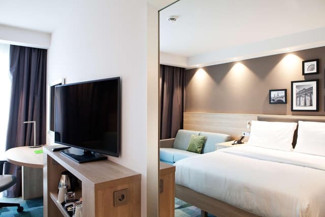 Queen Room with Sofa Bed - Non-Smoking · photo 3